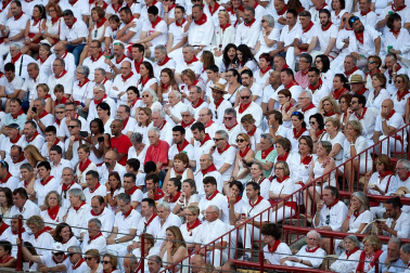 Público asistente a la Plaza de Toros de Pamplona durante la primera corrida de la Feria deL Toro 2019.