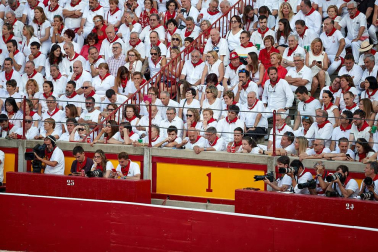 Público asistente a la Plaza de Toros de Pamplona durante la primera corrida de la Feria deL Toro 2019.