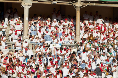 Público asistente a la Plaza de Toros de Pamplona durante la primera corrida de la Feria deL Toro 2019.