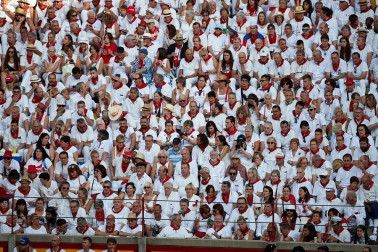 Público asistente a la Plaza de Toros de Pamplona durante la primera corrida de la Feria deL Toro 2019.