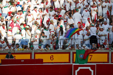 Público asistente a la Plaza de Toros de Pamplona durante la primera corrida de la Feria deL Toro 2019.
