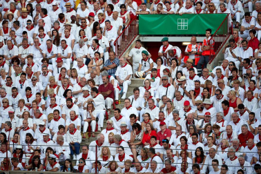 Público asistente a la Plaza de Toros de Pamplona durante la primera corrida de la Feria deL Toro 2019.