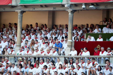 Público asistente a la Plaza de Toros de Pamplona durante la primera corrida de la Feria deL Toro 2019.