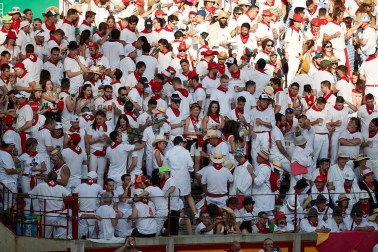 Público asistente a la Plaza de Toros de Pamplona durante la primera corrida de la Feria deL Toro 2019.