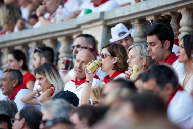 Público asistente a la Plaza de Toros de Pamplona durante la primera corrida de la Feria deL Toro 2019.