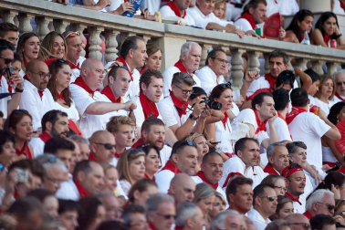 Público asistente a la Plaza de Toros de Pamplona durante la primera corrida de la Feria deL Toro 2019.