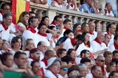 Público asistente a la Plaza de Toros de Pamplona durante la primera corrida de la Feria deL Toro 2019.