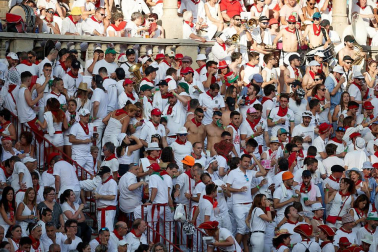 Público asistente a la Plaza de Toros de Pamplona durante la primera corrida de la Feria deL Toro 2019.