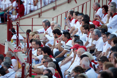 Público asistente a la Plaza de Toros de Pamplona durante la primera corrida de la Feria deL Toro 2019.