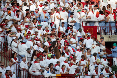 Público asistente a la Plaza de Toros de Pamplona durante la primera corrida de la Feria deL Toro 2019.