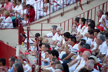 Público asistente a la Plaza de Toros de Pamplona durante la primera corrida de la Feria deL Toro 2019.