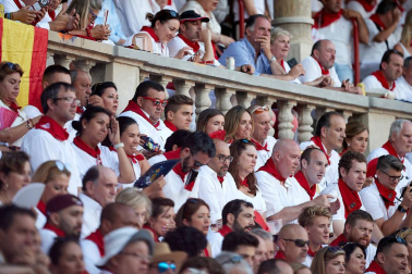 Público asistente a la Plaza de Toros de Pamplona durante la primera corrida de la Feria deL Toro 2019.