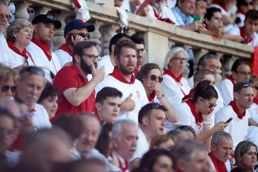 Público asistente a la Plaza de Toros de Pamplona durante la primera corrida de la Feria deL Toro 2019.