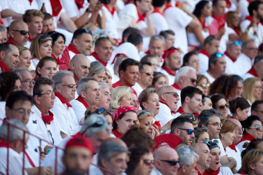 Público asistente a la Plaza de Toros de Pamplona durante la primera corrida de la Feria deL Toro 2019.