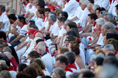 Público asistente a la Plaza de Toros de Pamplona durante la primera corrida de la Feria deL Toro 2019.