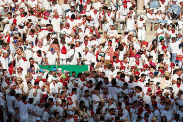 Público asistente a la Plaza de Toros de Pamplona durante la primera corrida de la Feria deL Toro 2019.