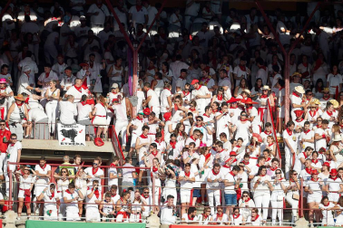 Público asistente a la Plaza de Toros de Pamplona durante la primera corrida de la Feria deL Toro 2019.