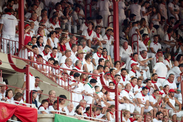 Público asistente a la Plaza de Toros de Pamplona durante la primera corrida de la Feria deL Toro 2019.