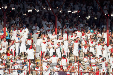 Público asistente a la Plaza de Toros de Pamplona durante la primera corrida de la Feria deL Toro 2019.