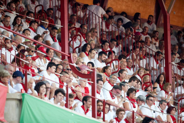 Público asistente a la Plaza de Toros de Pamplona durante la primera corrida de la Feria deL Toro 2019.