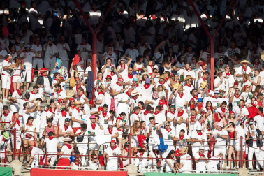 Público asistente a la Plaza de Toros de Pamplona durante la primera corrida de la Feria deL Toro 2019.