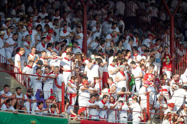 Público asistente a la Plaza de Toros de Pamplona durante la primera corrida de la Feria deL Toro 2019.