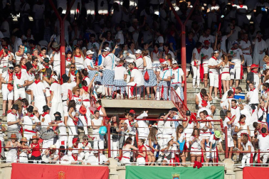 Público asistente a la Plaza de Toros de Pamplona durante la primera corrida de la Feria deL Toro 2019.