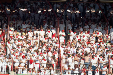 Público asistente a la Plaza de Toros de Pamplona durante la primera corrida de la Feria deL Toro 2019.