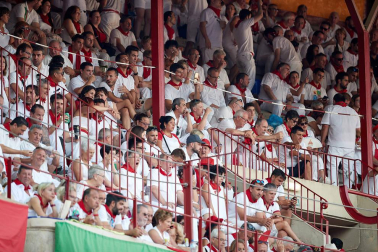 Público asistente a la Plaza de Toros de Pamplona durante la primera corrida de la Feria deL Toro 2019.