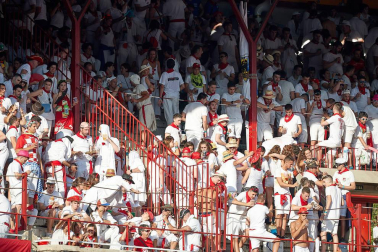 Público asistente a la Plaza de Toros de Pamplona durante la primera corrida de la Feria deL Toro 2019.