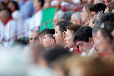 Público asistente a la Plaza de Toros de Pamplona durante la primera corrida de la Feria deL Toro 2019.