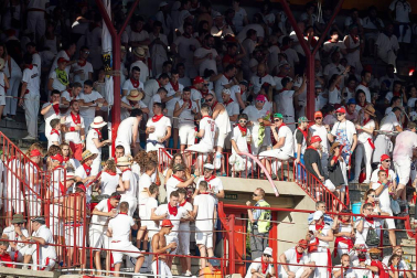 Público asistente a la Plaza de Toros de Pamplona durante la primera corrida de la Feria deL Toro 2019.