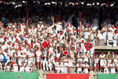 Público asistente a la Plaza de Toros de Pamplona durante la primera corrida de la Feria deL Toro 2019.