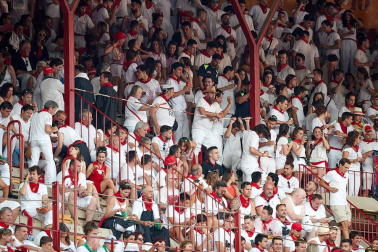Público asistente a la Plaza de Toros de Pamplona durante la primera corrida de la Feria deL Toro 2019.