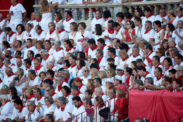 Público asistente a la Plaza de Toros de Pamplona durante la primera corrida de la Feria deL Toro 2019.