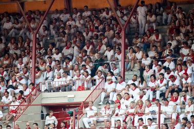 Público asistente a la Plaza de Toros de Pamplona durante la primera corrida de la Feria deL Toro 2019.