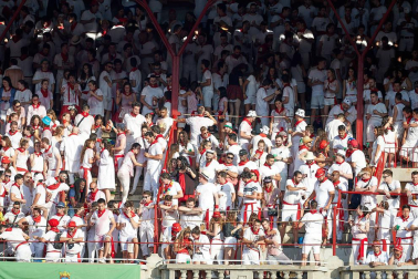 Público asistente a la Plaza de Toros de Pamplona durante la primera corrida de la Feria deL Toro 2019.