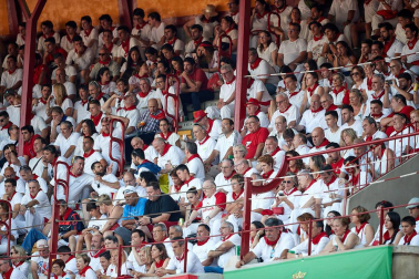 Público asistente a la Plaza de Toros de Pamplona durante la primera corrida de la Feria deL Toro 2019.