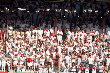 Público asistente a la Plaza de Toros de Pamplona durante la primera corrida de la Feria deL Toro 2019.