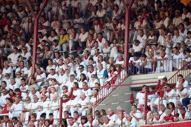 Público asistente a la Plaza de Toros de Pamplona durante la primera corrida de la Feria deL Toro 2019.