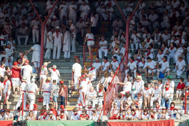 Público asistente a la Plaza de Toros de Pamplona durante la primera corrida de la Feria deL Toro 2019.