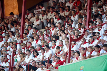 Público asistente a la Plaza de Toros de Pamplona durante la primera corrida de la Feria deL Toro 2019.