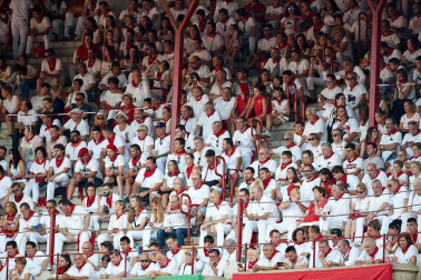 Público asistente a la Plaza de Toros de Pamplona durante la primera corrida de la Feria deL Toro 2019.