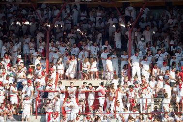 Público asistente a la Plaza de Toros de Pamplona durante la primera corrida de la Feria deL Toro 2019.