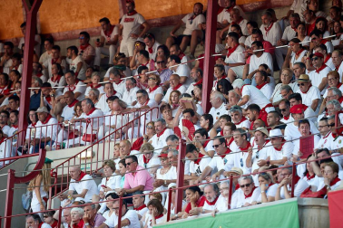 Público asistente a la Plaza de Toros de Pamplona durante la primera corrida de la Feria deL Toro 2019.