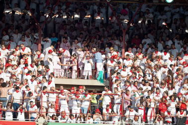 Público asistente a la Plaza de Toros de Pamplona durante la primera corrida de la Feria deL Toro 2019.