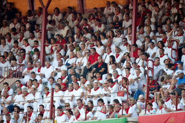 Público asistente a la Plaza de Toros de Pamplona durante la primera corrida de la Feria deL Toro 2019.
