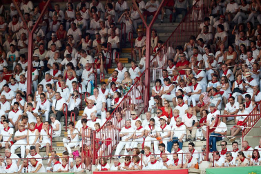Público asistente a la Plaza de Toros de Pamplona durante la primera corrida de la Feria deL Toro 2019.