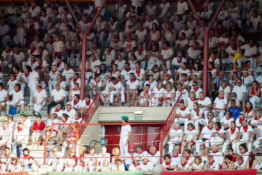 Público asistente a la Plaza de Toros de Pamplona durante la primera corrida de la Feria deL Toro 2019.