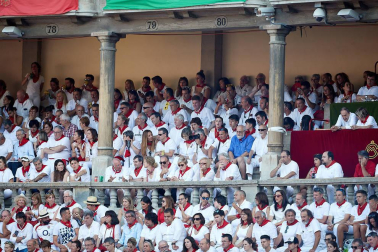 Público asistente a la Plaza de Toros de Pamplona durante la primera corrida de la Feria deL Toro 2019.